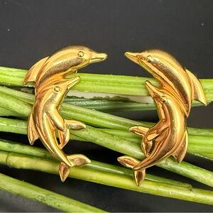 Vintage Unsigned AVON Gold-tone Dancing Dolphins Clip On Earrings 24g.